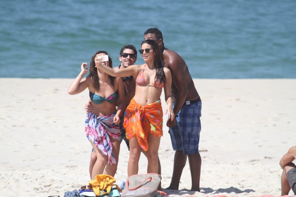 Bruna Marquezine fazendo selfie para paparazzo ver