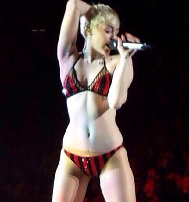 Miley Cyrus não consegue fazer troca de roupa e canta só de calcinha e sutiã