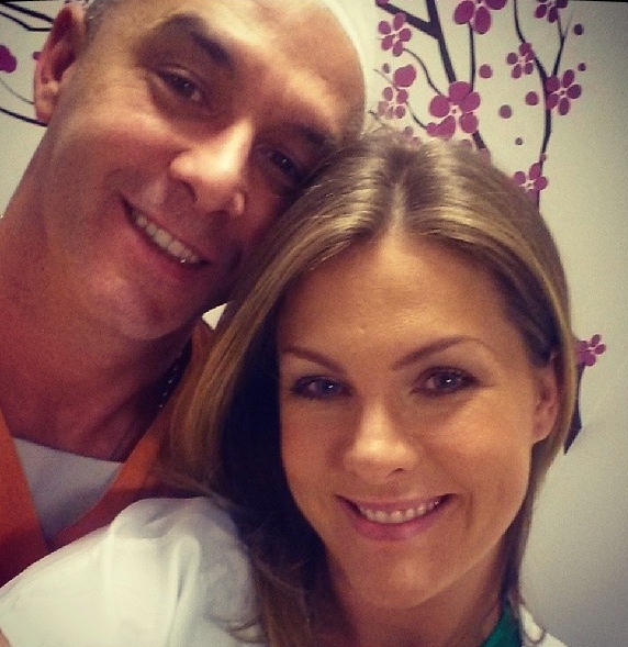 Ana Hickmann deixa o hospital com o filho recém-nascido