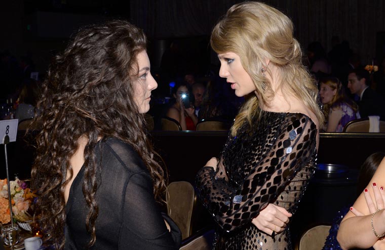 Lorde rebate entrevistador sobre suposto romance com Taylor Swift: 'Tem algo de errado com as lésbicas?'