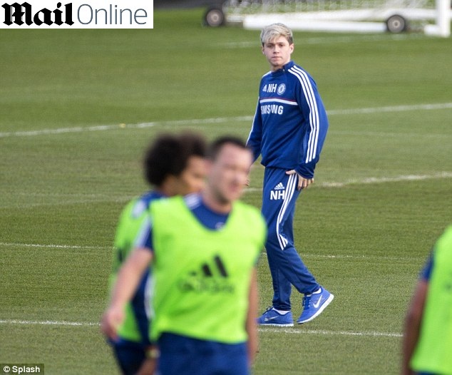 Filha de Mourinho pede e integrante do One Direction faz treino no Chelsea