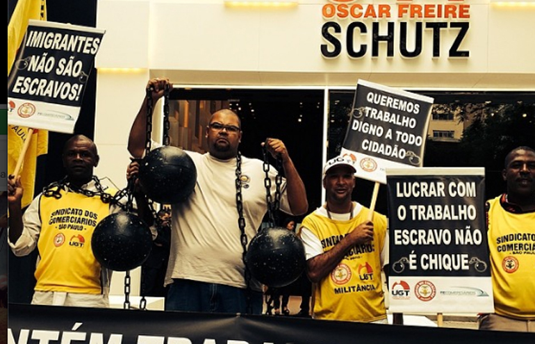 Sindicato protesta contra trabalho escravo em frente à loja Schutz em SP