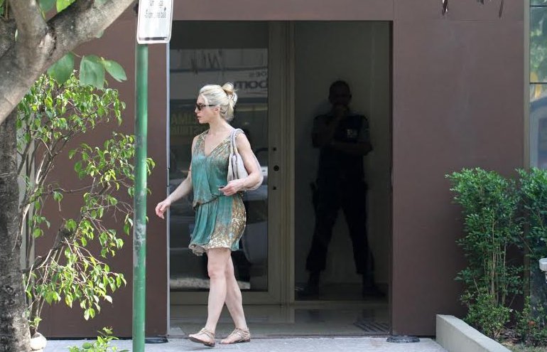Após assalto, Letícia Spiller é vista saindo do banco