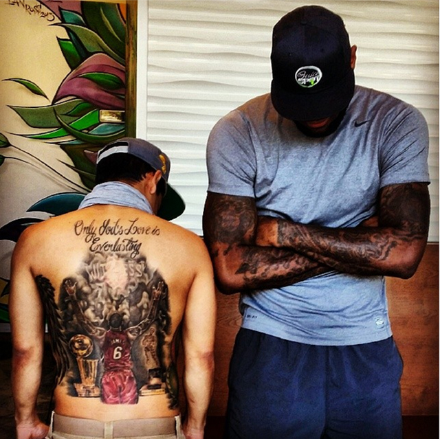 Torcedor tatua imagem de LeBron James nas costas e ala do Heat faz registro com fã