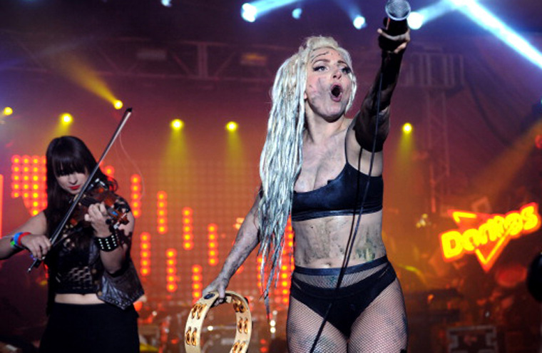Com dreadlocks e direito até a "porco mecânico", Lady Gaga canta no SXSW FESTIVAL; veja as performances
