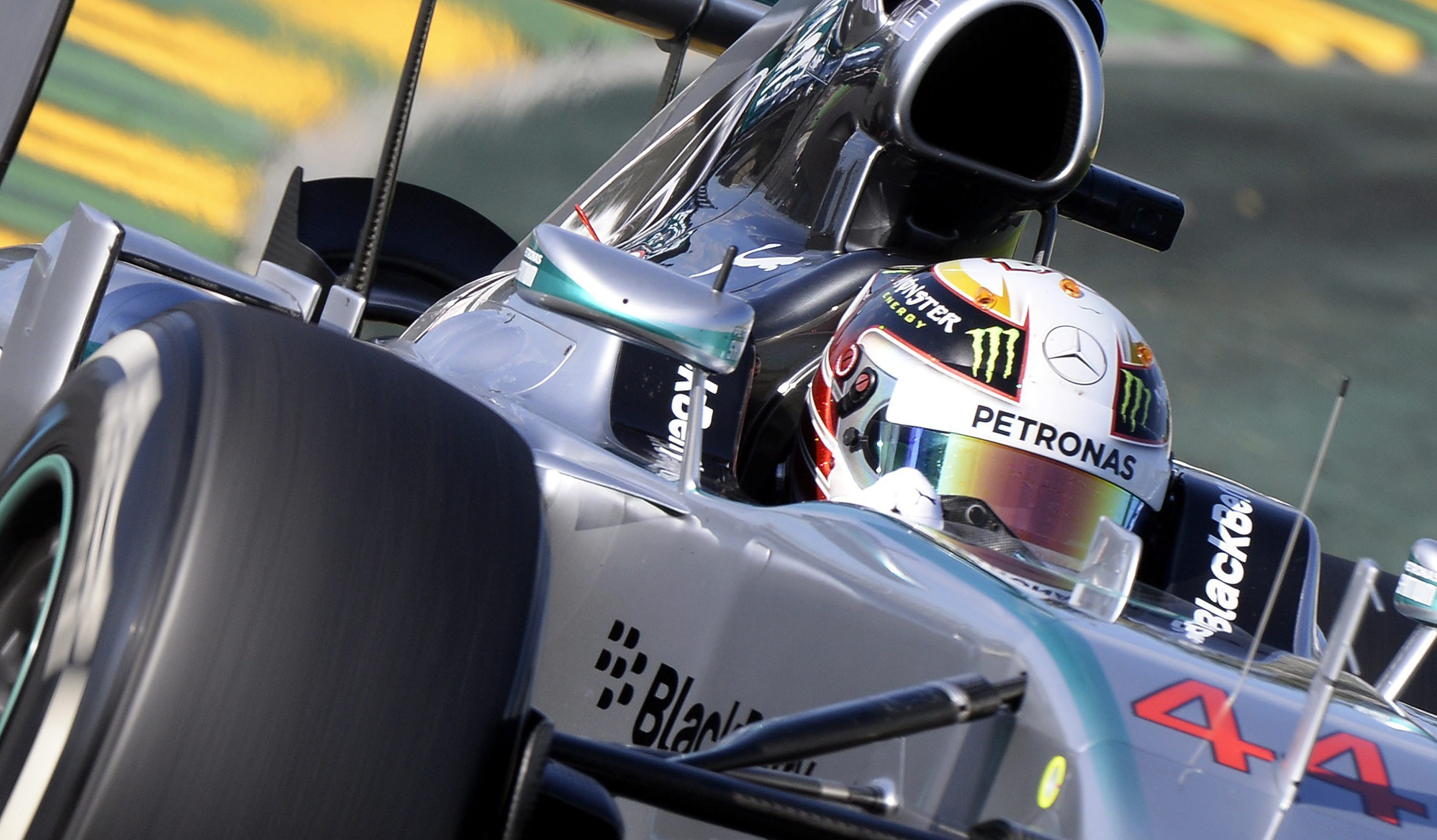 Hamilton leva a melhor em "maratona" e garante pole position na Malásia