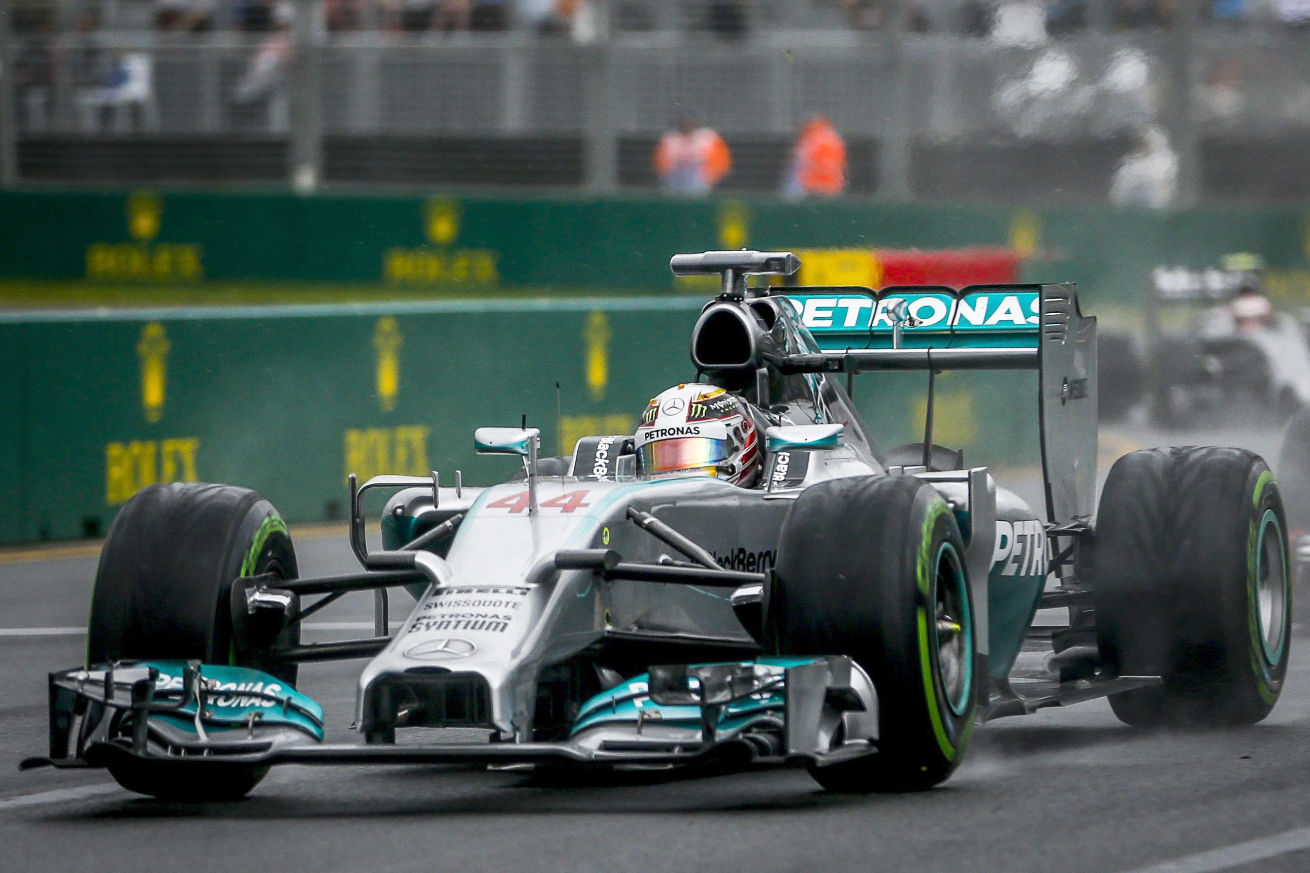 Hamilton voa baixo na Austrália e faz primeira pole position de 2014