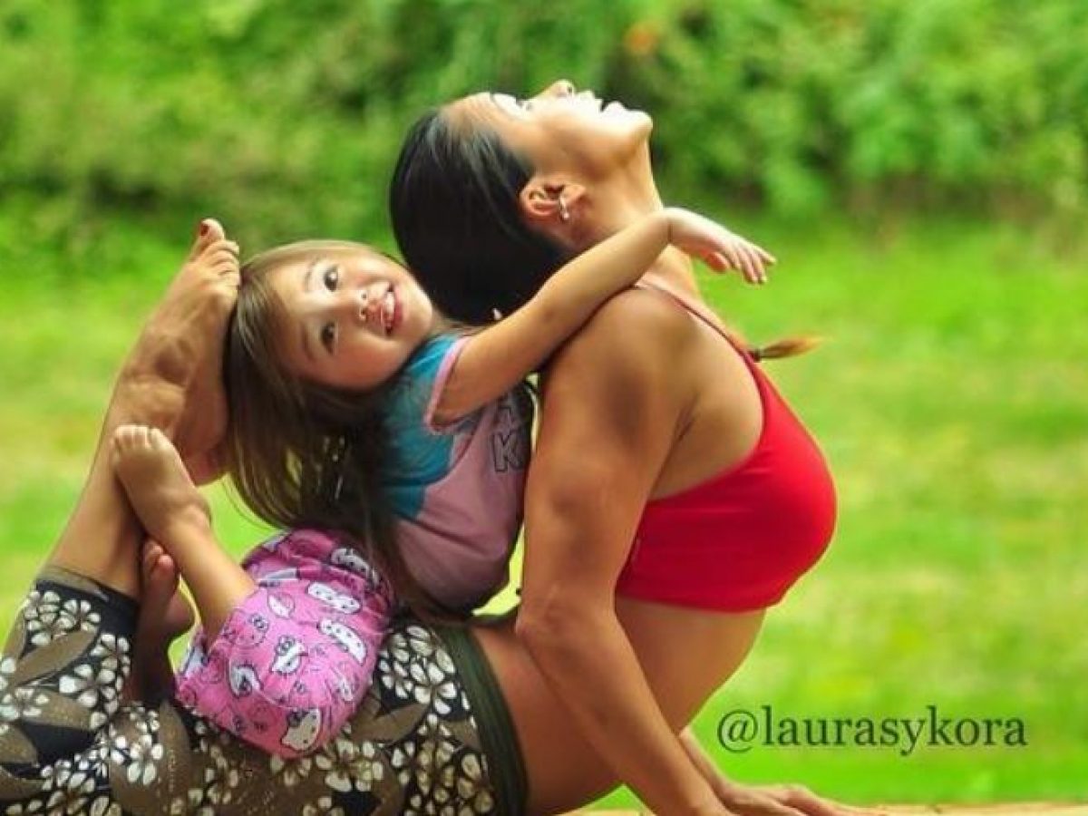 Mãe e filha continuam conquistando o mundo fazendo poses de ioga