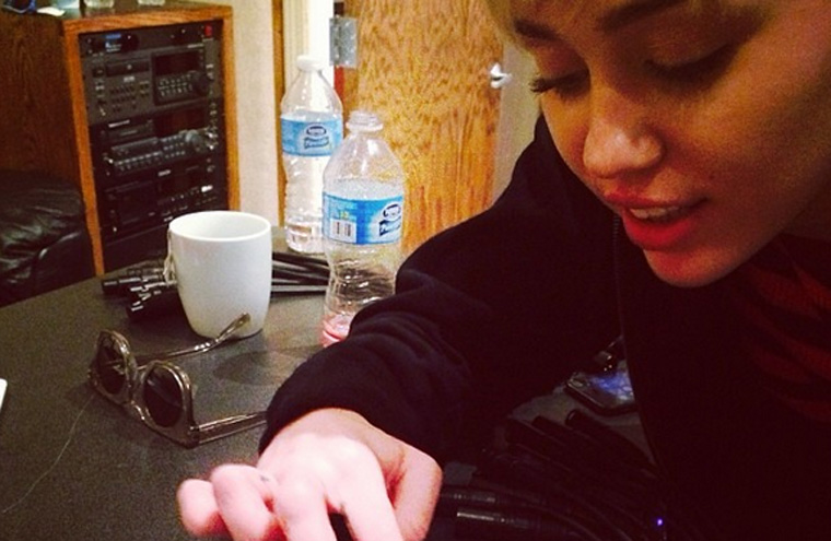 Gravando cover dos Beatles, Miley Cyrus enrola baseado com seda de sua turnê