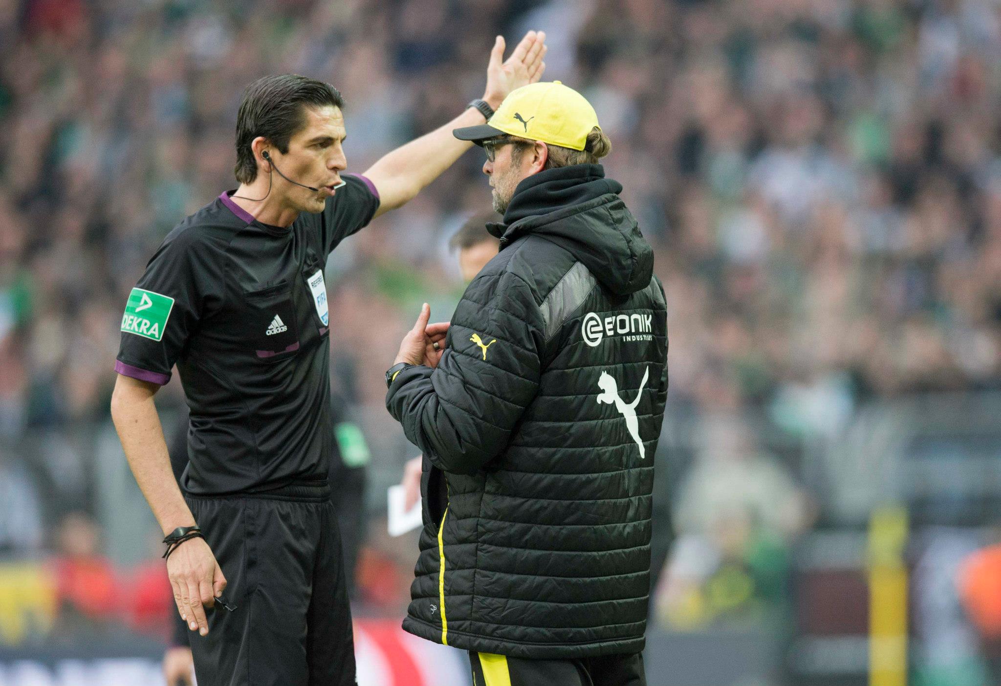 Jürgen Klopp é multado em 10 mil euros por xingar quarto árbitro na Alemanha