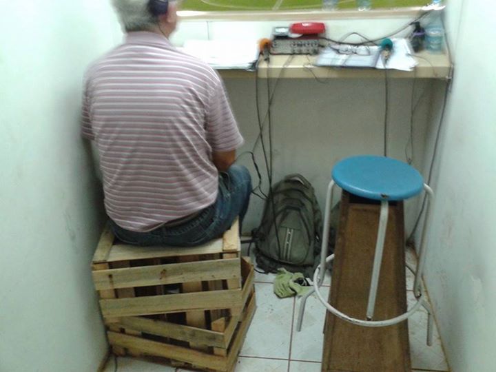 Estádio do Paulistão tem cabine com caixotes de madeira servindo de assentos