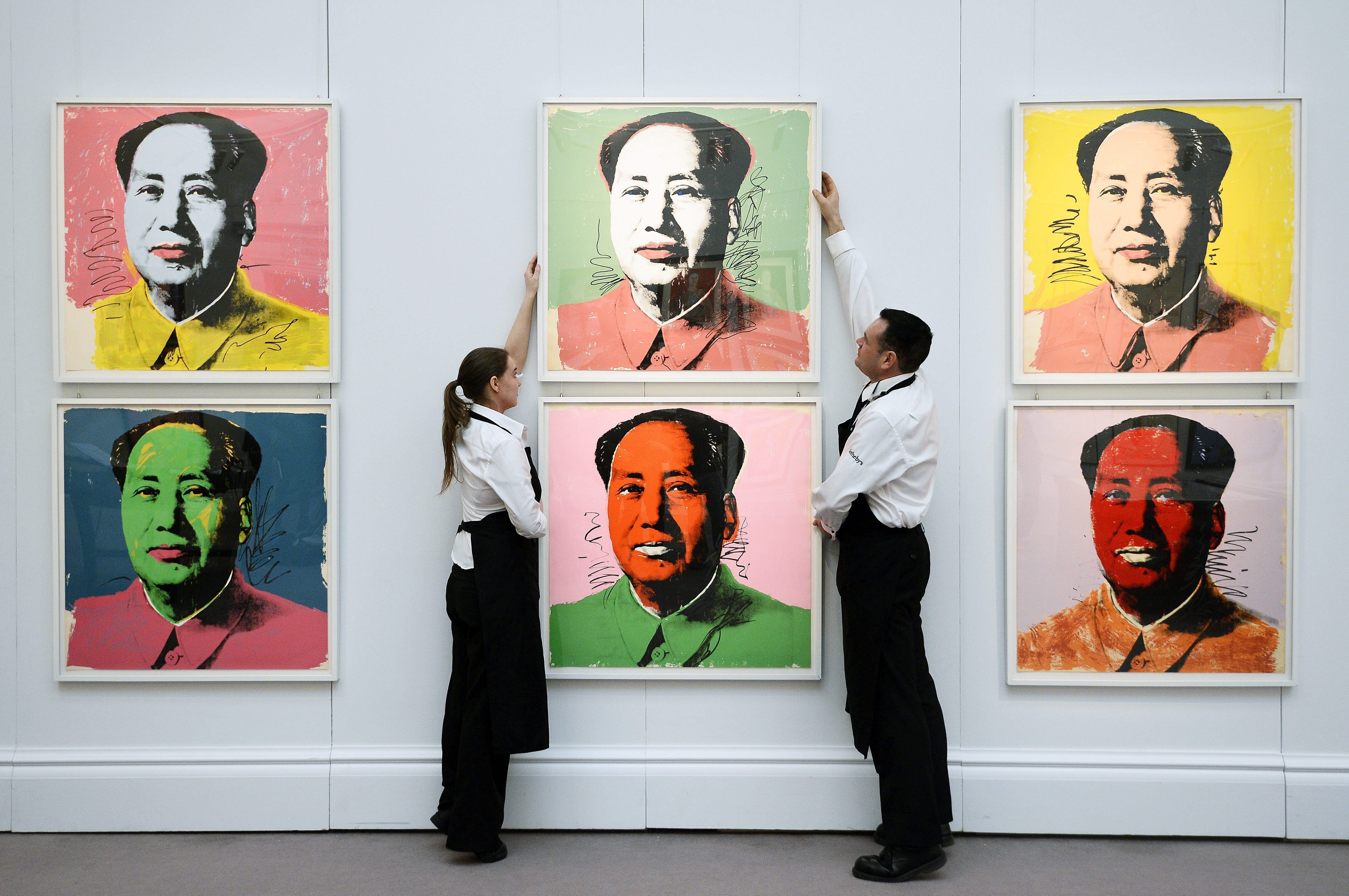 Obra "Mao" de Andy Warhol é vendida por mais de US$ 840 mil em leilão