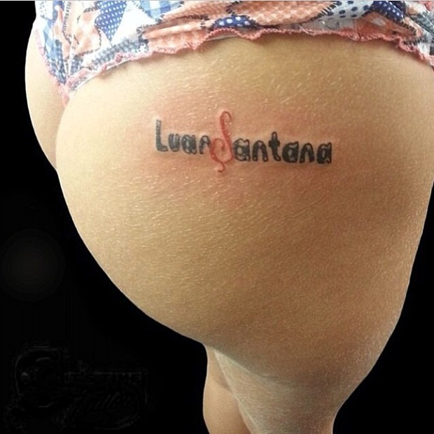 Fã tatua nome de Luan Santana no bumbum