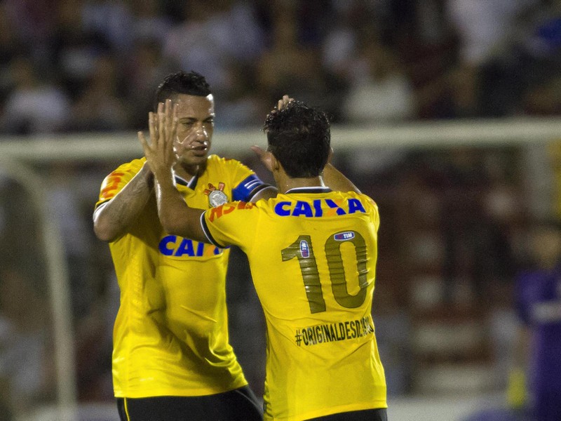 Corinthians 'esquece' Paulistão, vence Bahia de Feira e elimina jogo de volta