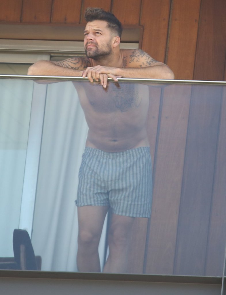 Ricky Martin na sacada de hotel no Rio de Janeiro