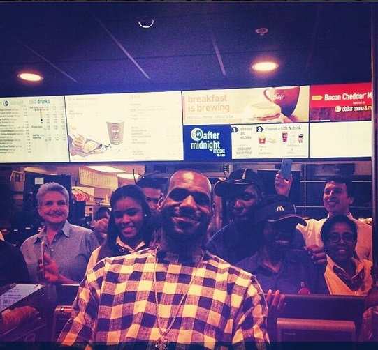LeBron James faz selfie com atendentes de rede de fast food nos Estados Unidos