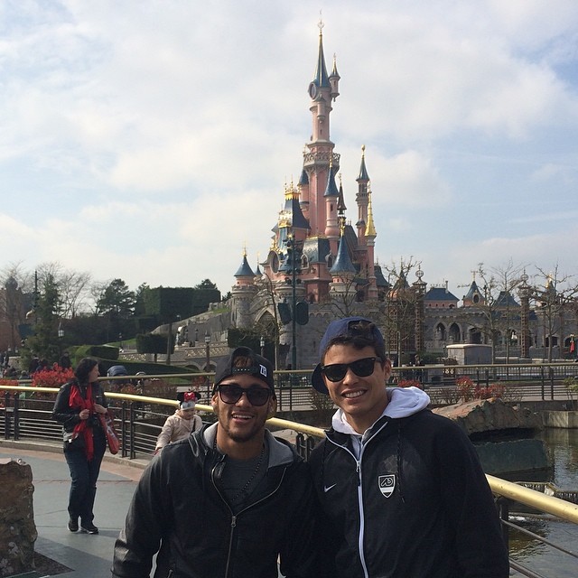 Neymar e Thiago Silva curtindo um rolê na Euro Disney