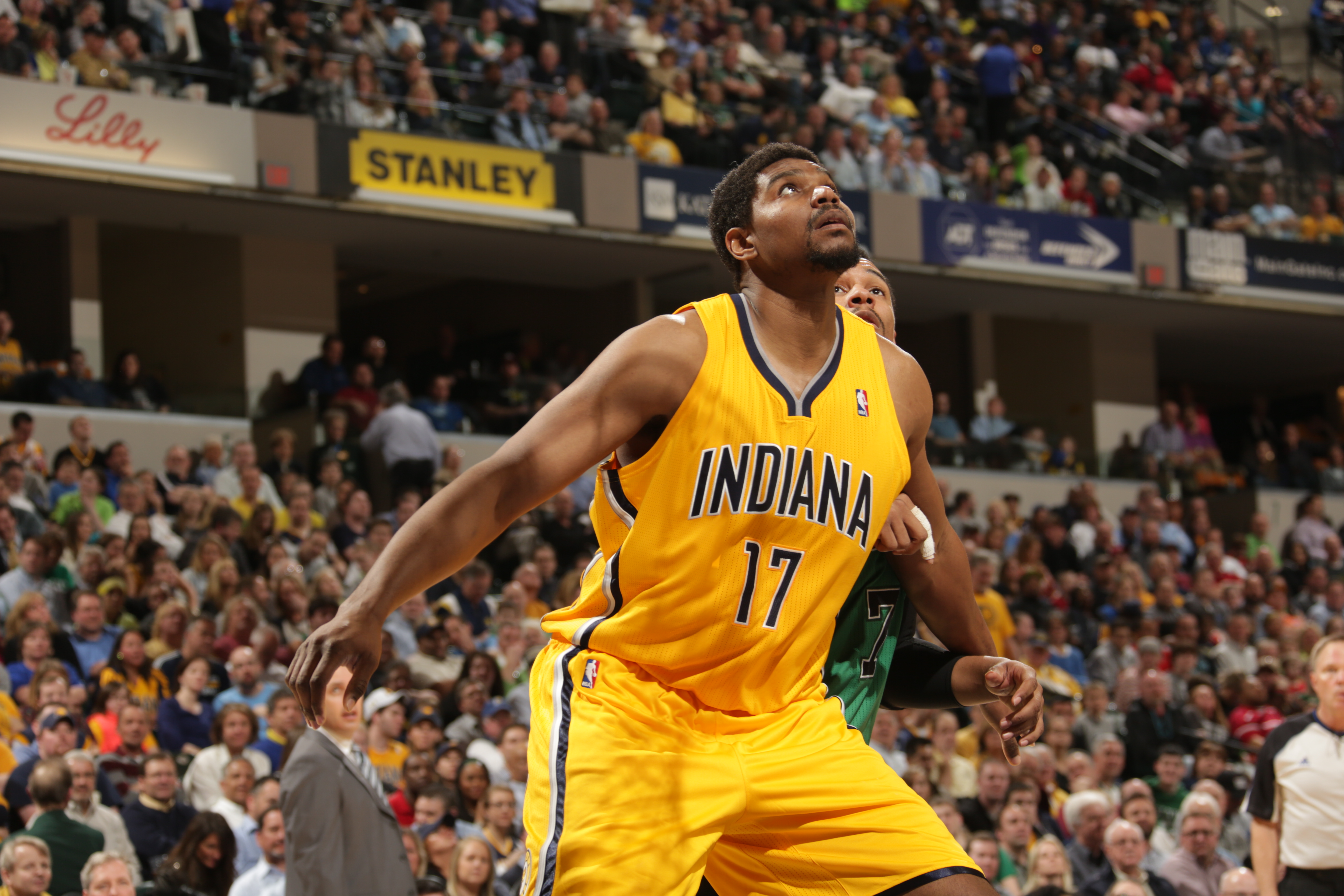 Atleta do Indiana Pacers corta o cabelo no meio de jogo da NBA