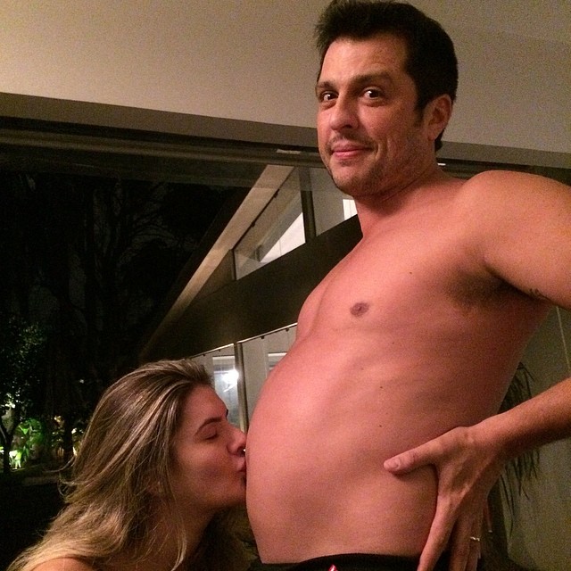 Mirella Santos beija barriga do marido: 'Não para de crescer'