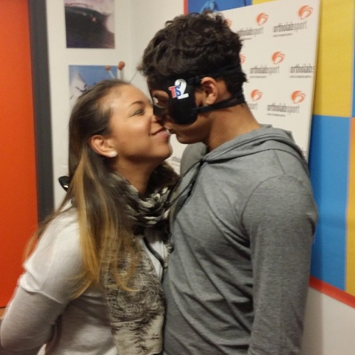 Mulher de Thiago Silva apelida o jogador de Zorro depois de fratura no rosto