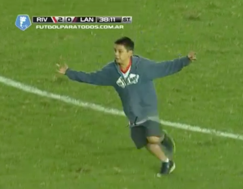 Menininho invade campo no campeonato argentino e deixa seguranças no chão