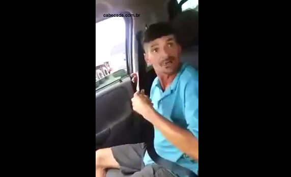 Homem se matando para aprender a colocar cinto de seguranças