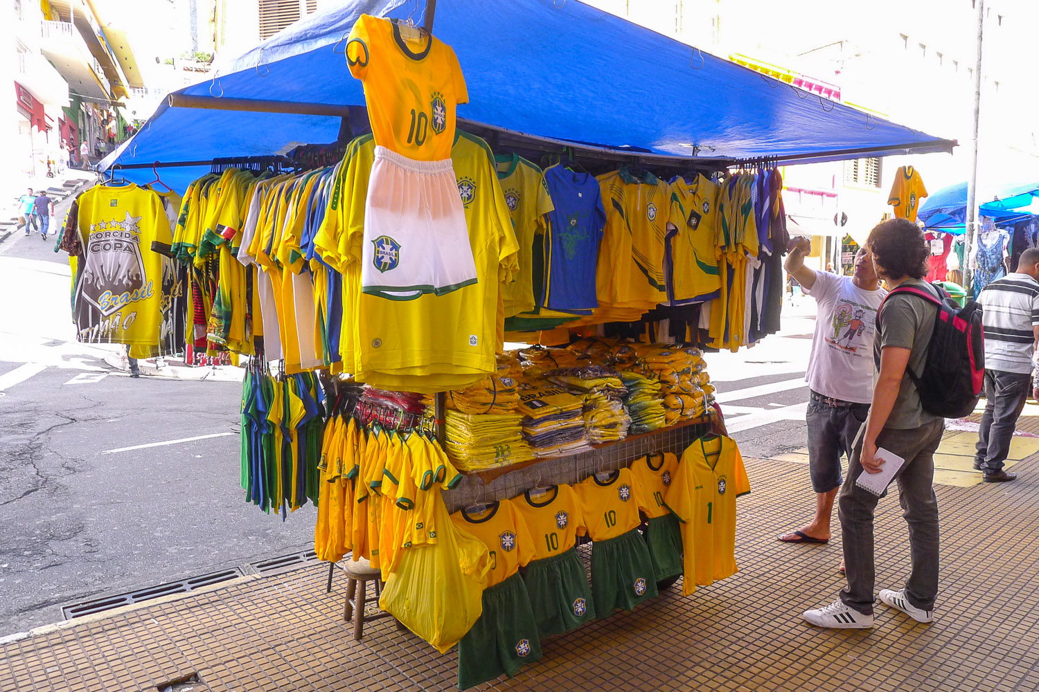 A menos de 80 dias da Copa, Rua 25 de Março se abastece de produtos genéricos e torce por 'febre'