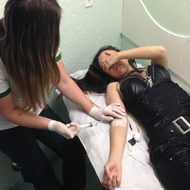 Tatá Werneck mostra foto em hospital e diz: 'Do trabalho direto pro soro'