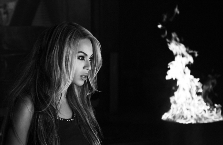 Beyoncé se emociona em discurso para fãs no último show da turnê Mrs. Carter Show