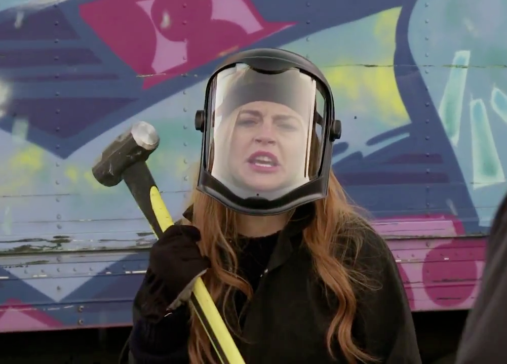 Brava com o fim de How I Met Your Mother, Lindsay Lohan destrói carro