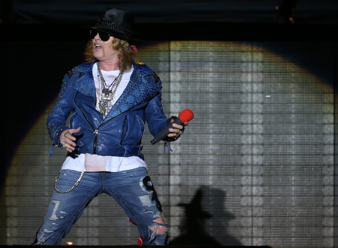 Guns N’ Roses enfileira hits e covers e faz homenagem a Ayrton Senna em São Paulo