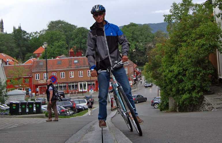 Cidade da Noruega cria "elevador" que ajuda ciclistas em ladeiras