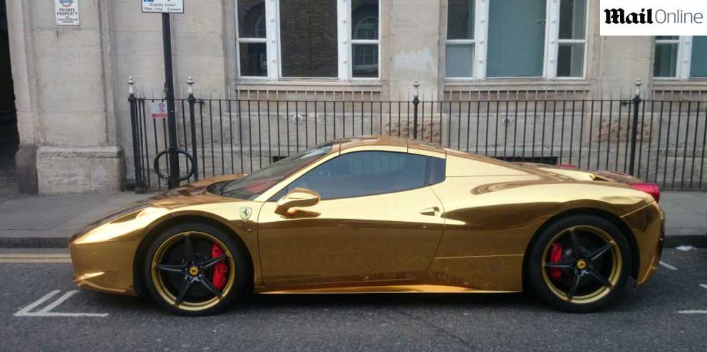 Lutador iraquiano pinta Ferrari com camada de ouro