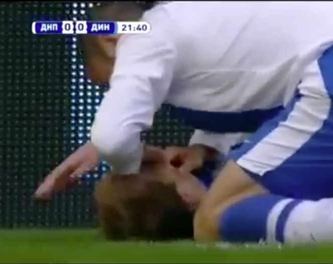 Solidário, rival ajuda jogador inconsciente em clássico ucraniano; assista!
