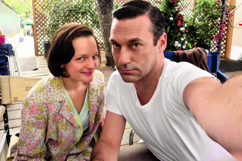 Elenco de Mad Men tira selfies durante gravações de série