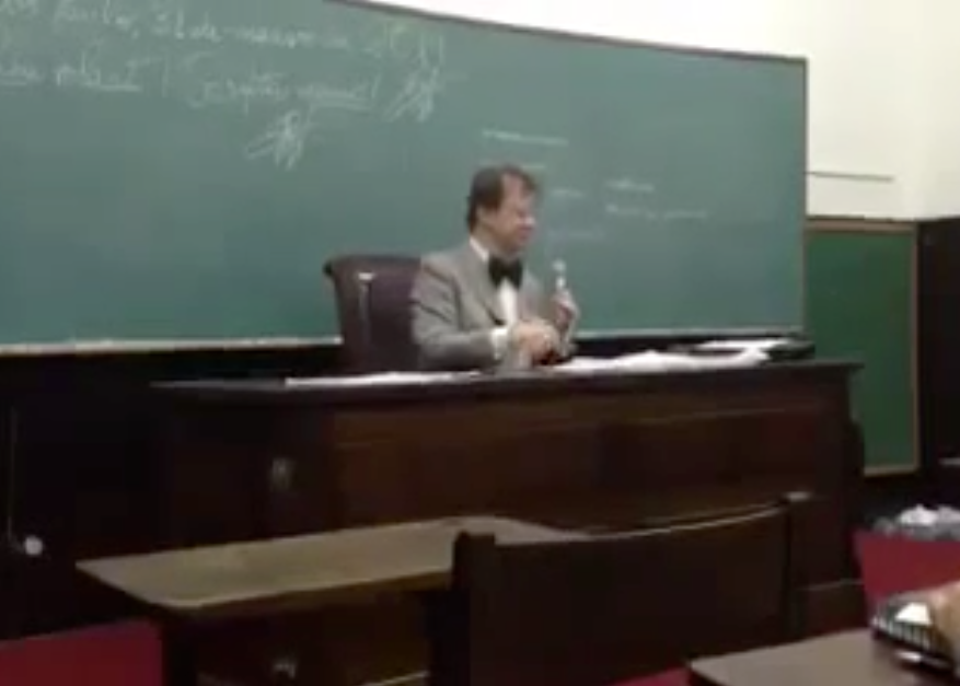 Professor tenta fazer homenagem à ditadura mas é surpreendido por alunos