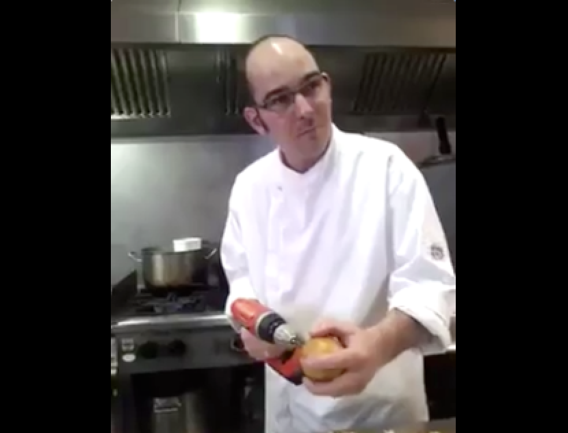 Descasque maçãs 'like a boss' com o truque desse chef francês