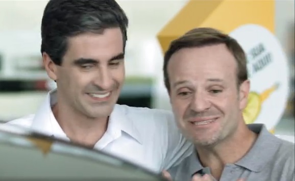 Em comercial, Rubinho se emociona ao receber prêmio de montadora