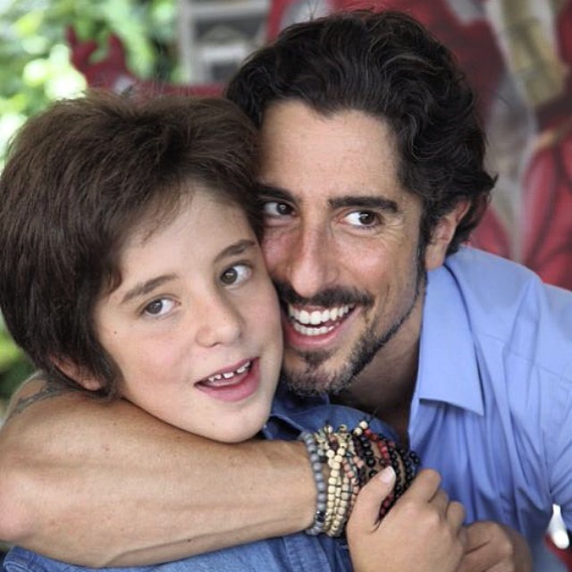 Marcos Mion posta foto ao lado de filho autista