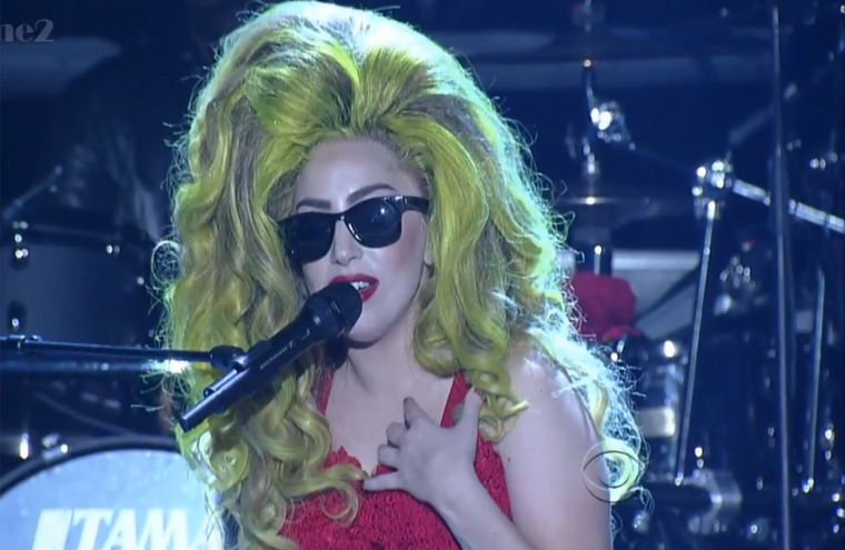 Lady Gaga canta 'Dope' e 'G.U.Y.' e aproveita para tirar selfie com David Letterman e Bill Murray