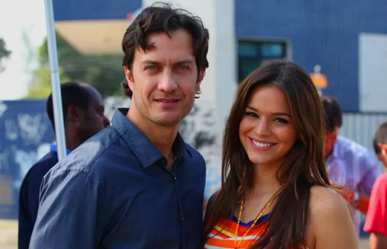 ‘Como atriz, eu acho incrível’, diz Bruna Marquezine sobre romance de sua personagem na novela
