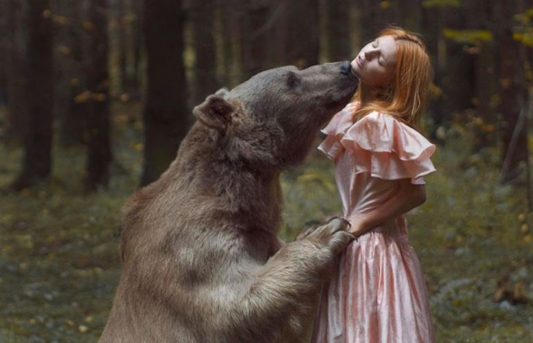 Fotógrafa russa faz ensaio com animais reais e perigosos