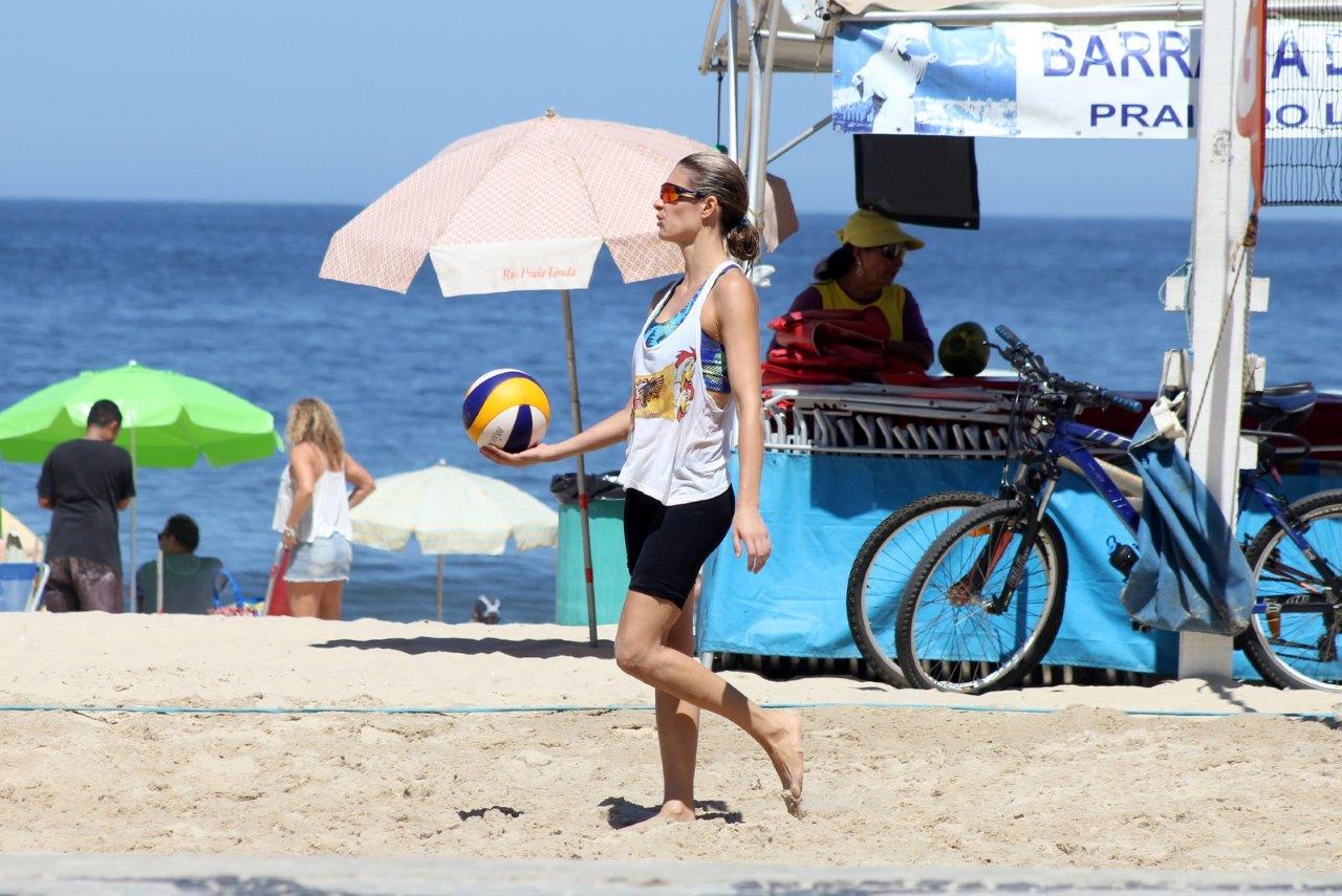 Antes de estrear no SuperStar, Fernanda Lima aproveita para se exercitar na praia