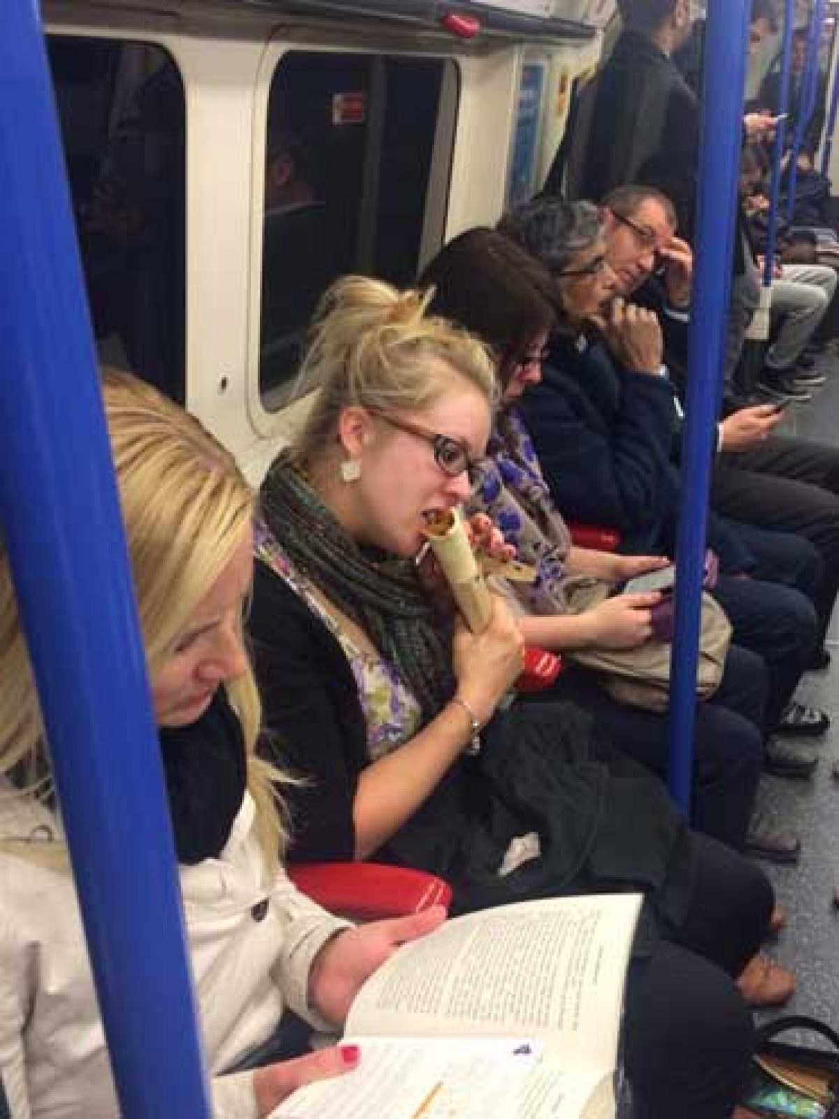 Comunidade com mulheres comendo no metrô causa polêmica na Inglaterra –  Vírgula