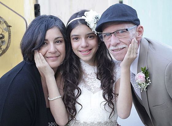 Menina simula casamento para realizar sonho do pai com câncer terminal