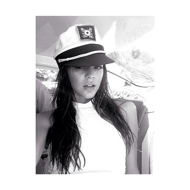 Bruna Marquezine posa de marinheira ao curtir o dia em barco
