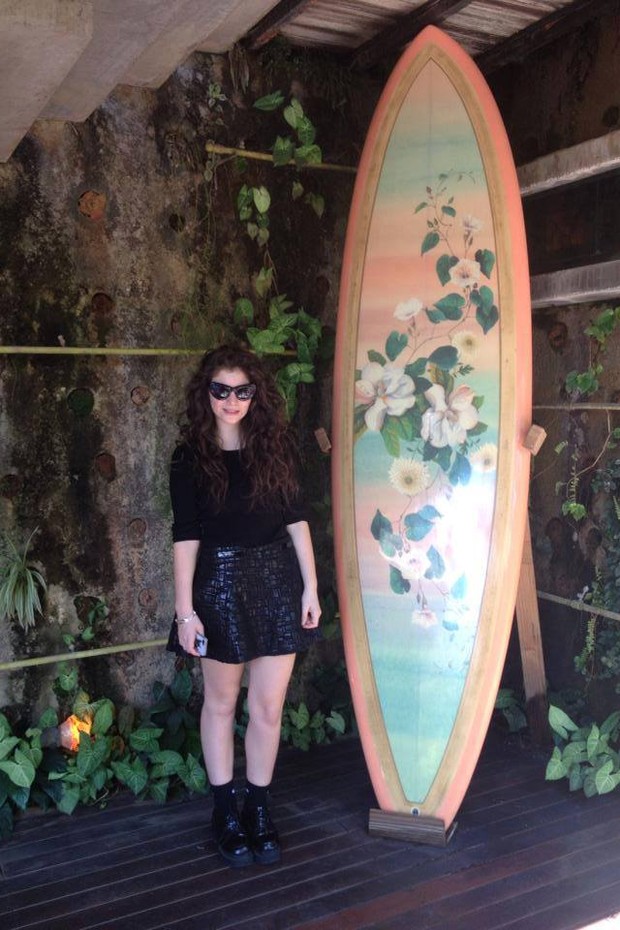 Lorde vai às compras na Vila Madalena, em São Paulo