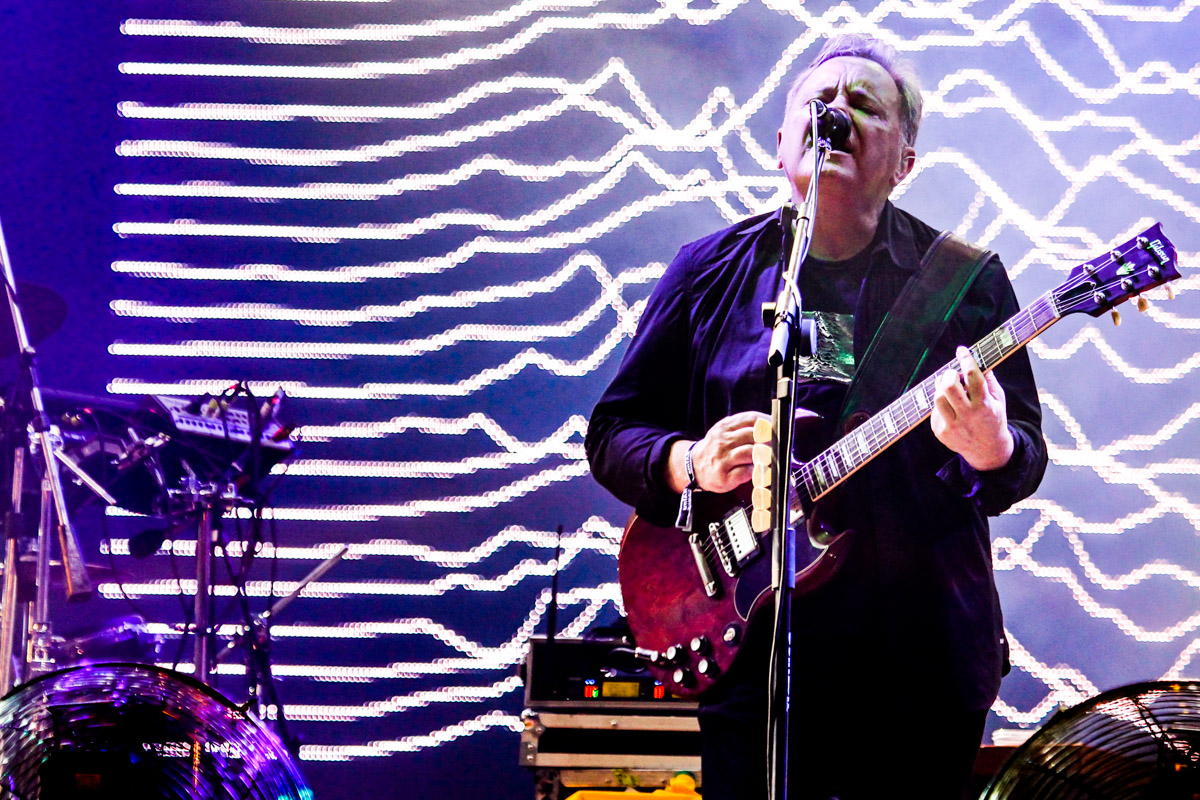 Lollapalooza 2014: New Order tenta, mas não empolga em apresentação cheia de hits