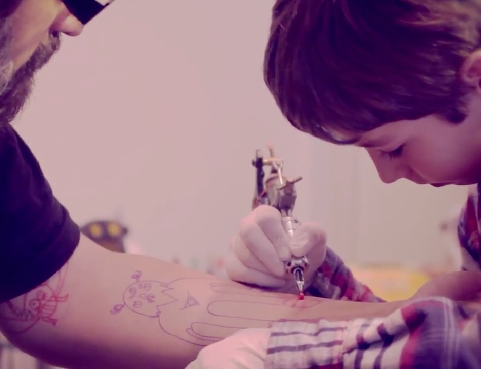 Menino de 6 anos tatua o próprio pai com seus desenhos; veja!