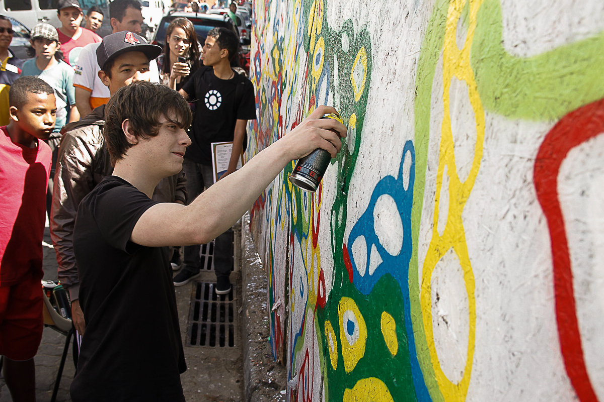 Antes do Lolla, Jake Bugg visita projeto de ONG em Heliópolis; assista ao vídeo